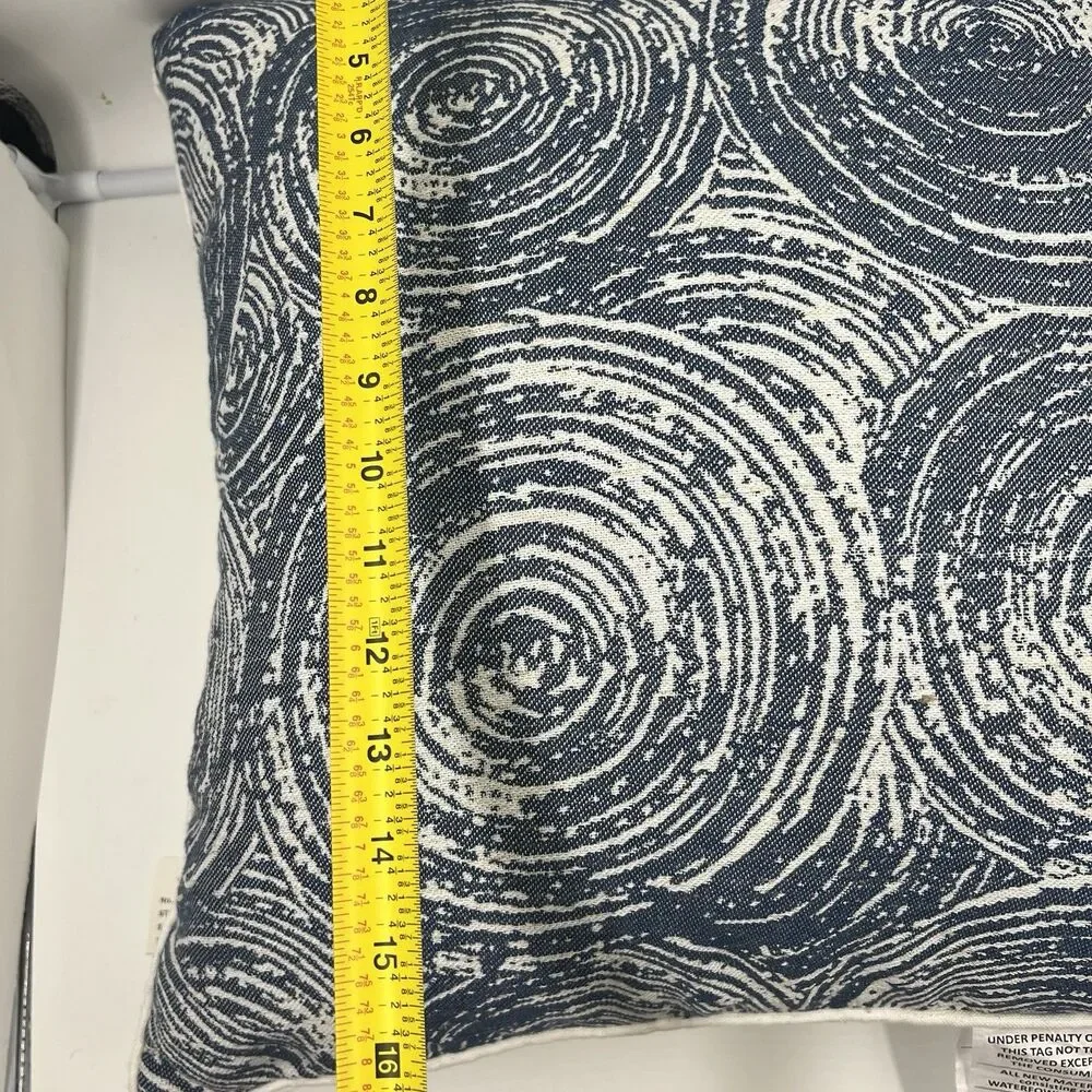 1-NWT CASA DECOR DECORATIVE Blue White Abstract Concentric Feather 20” Pillow